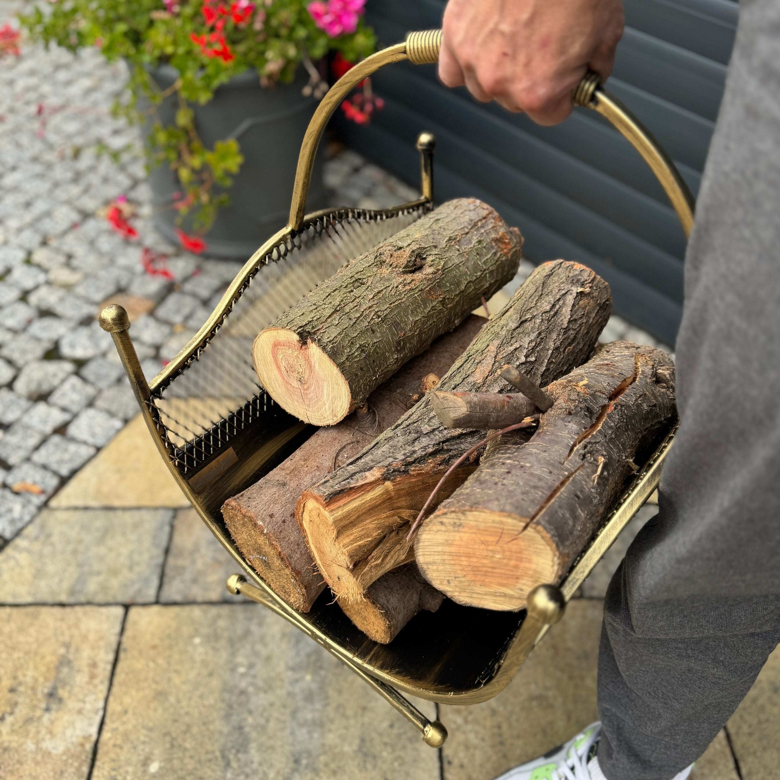 HGDECO  Kosz metalowy na drewno LEON złoty patyna