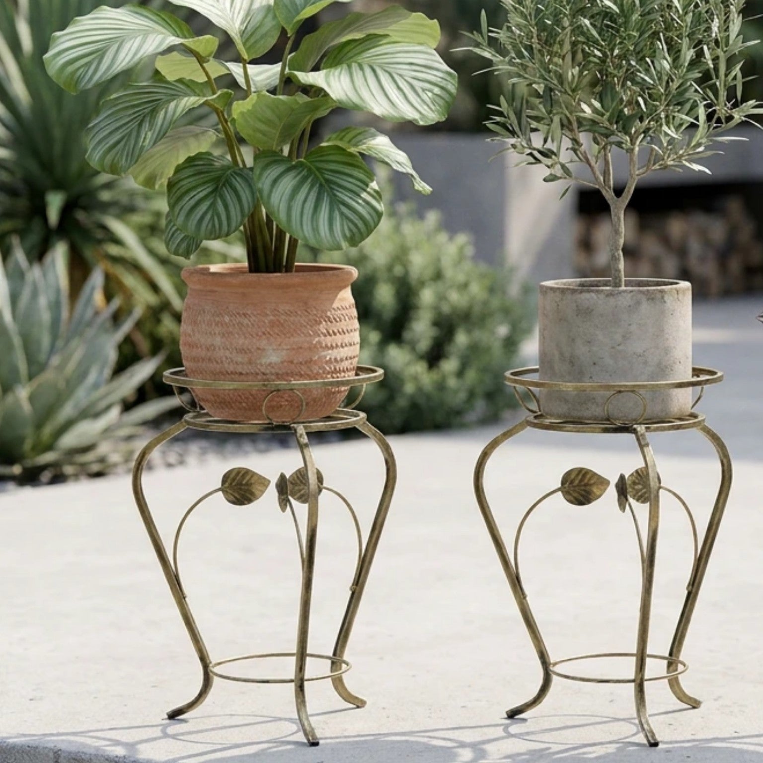 Kwietnik metalowy stojący do kwiatów FLORA 43 złota patyna HGDECO