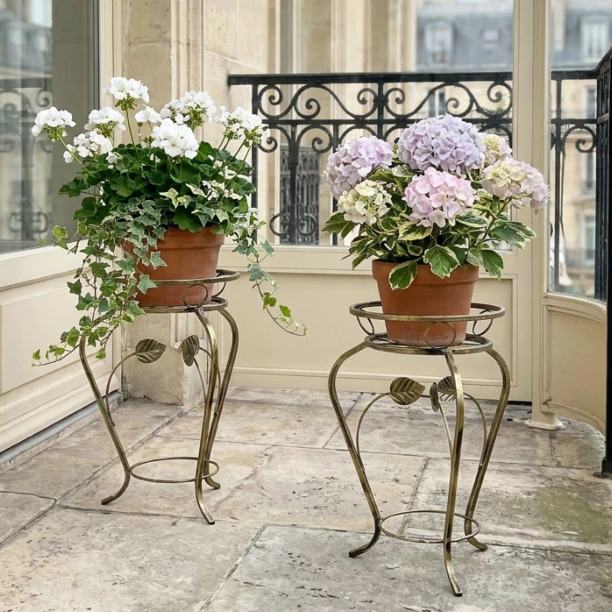 Kwietnik metalowy stojący do kwiatów FLORA 43 złota patyna HGDECO