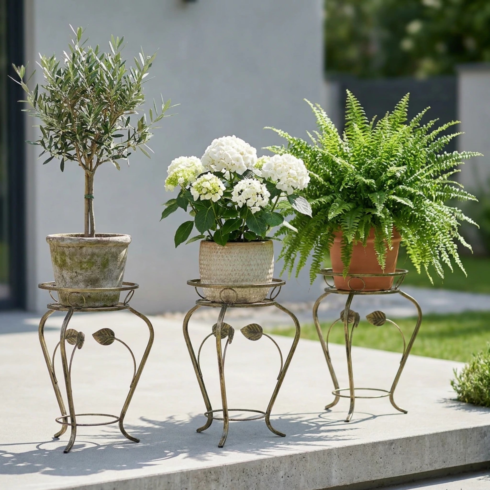 Kwietnik metalowy stojący do kwiatów FLORA 43 złota patyna HGDECO