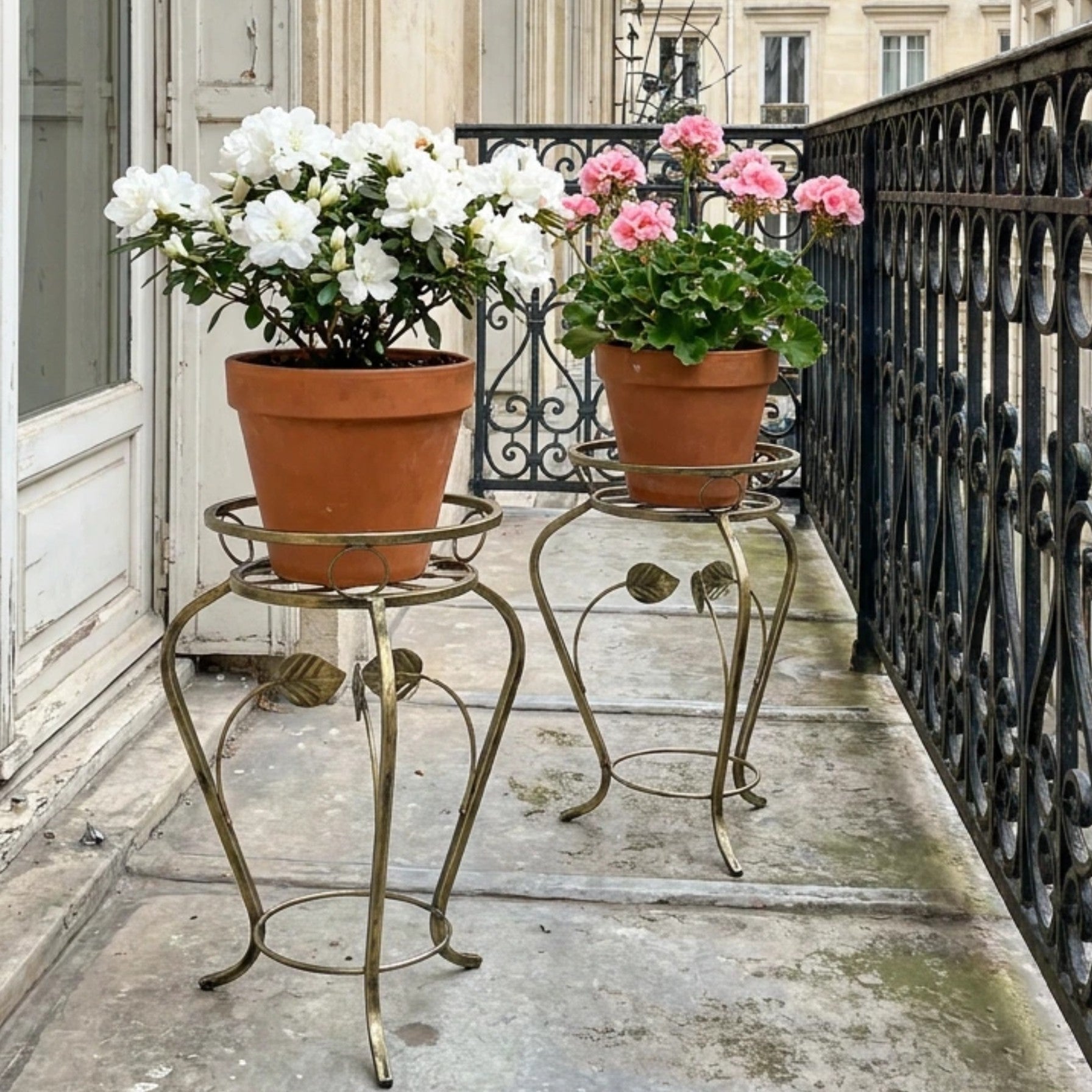 Kwietnik metalowy stojący do kwiatów FLORA 43 złota patyna HGDECO